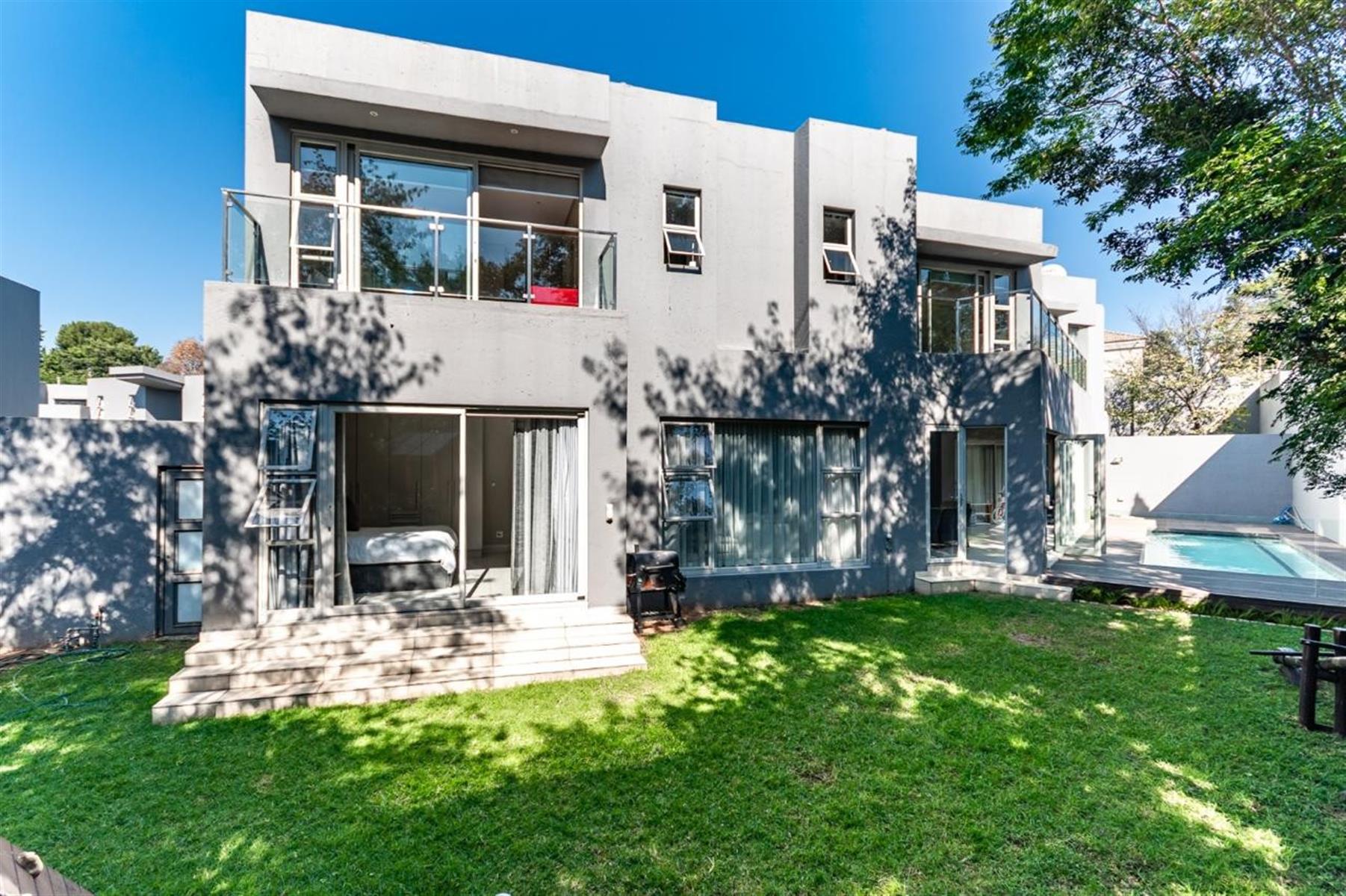 Luxurious Lock Up And Go Cluster Living At It's Very Best