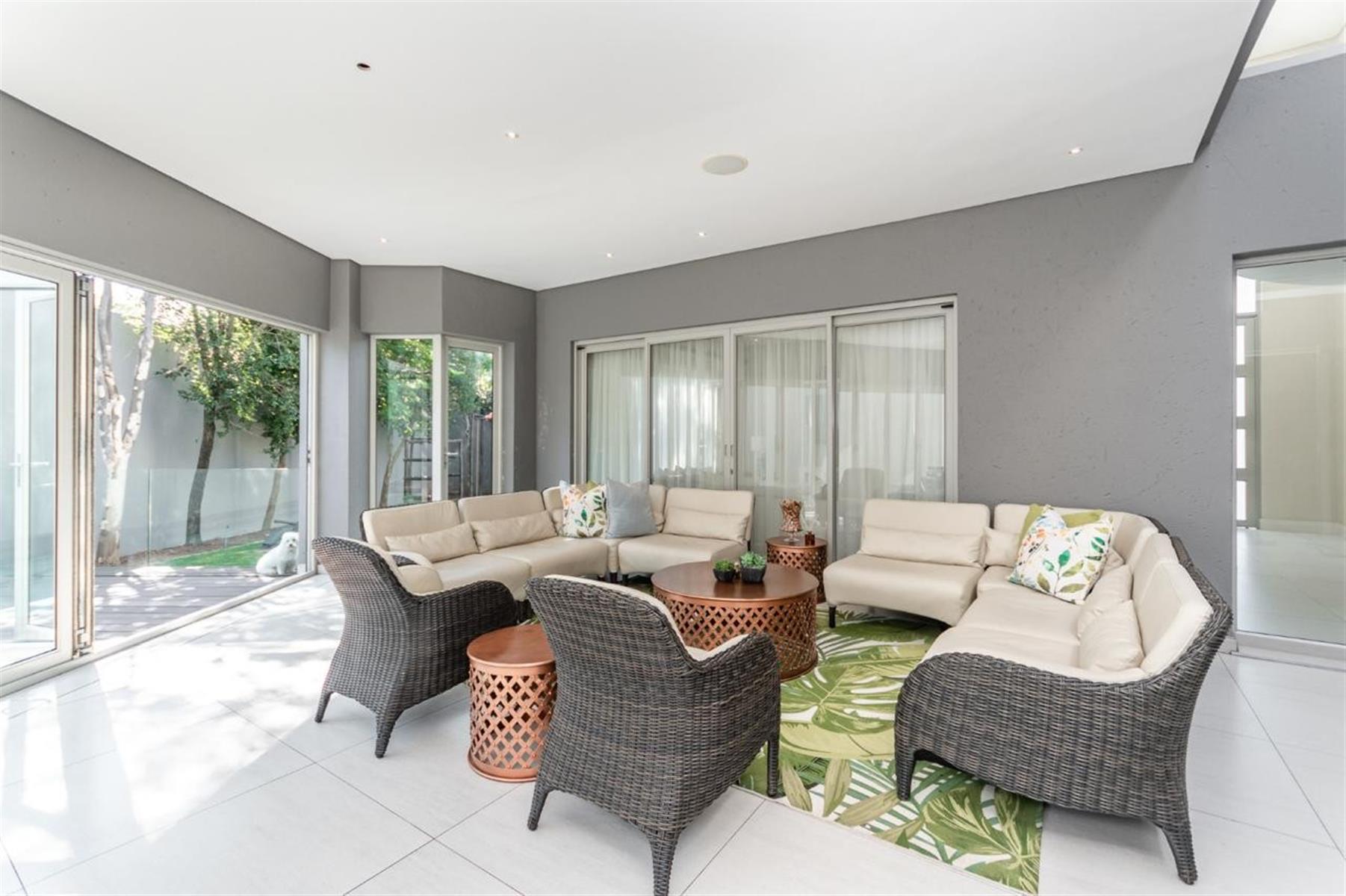 Luxurious Lock Up And Go Cluster Living At It's Very Best