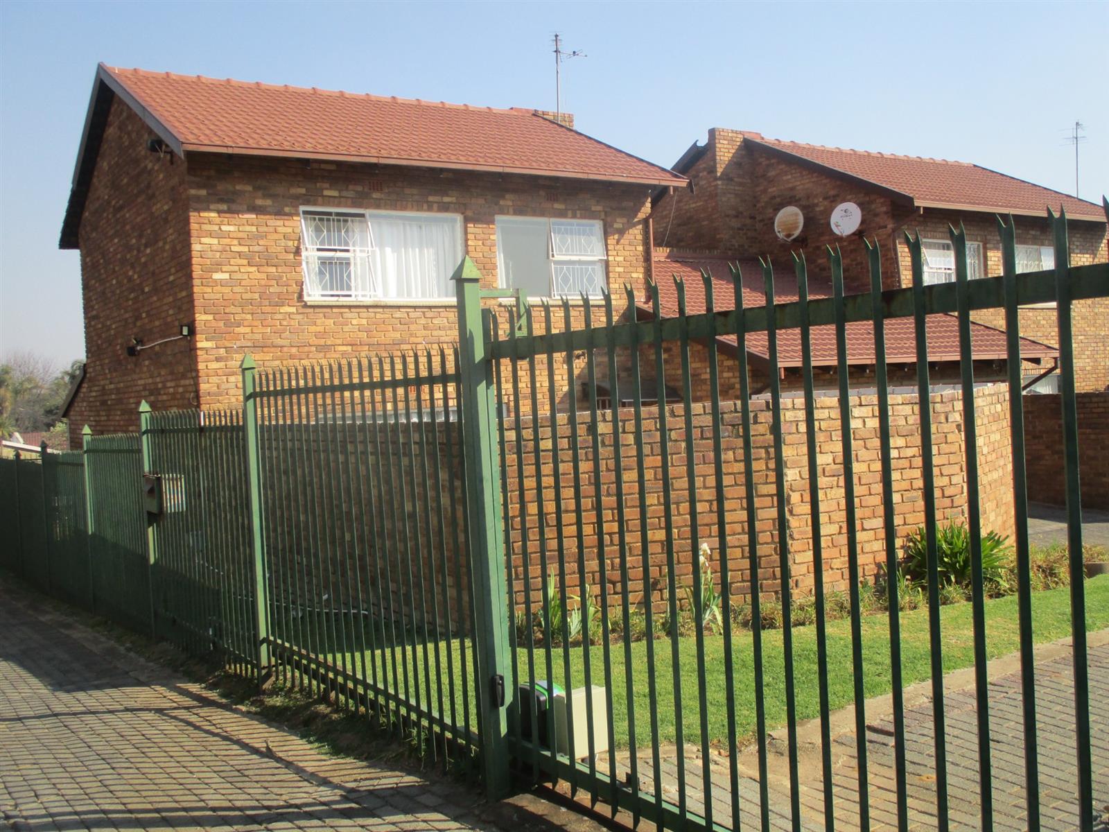 DUPLEX FOR SALE IN BIRCHLEIGH, Kempton Park BACK ON MARKET