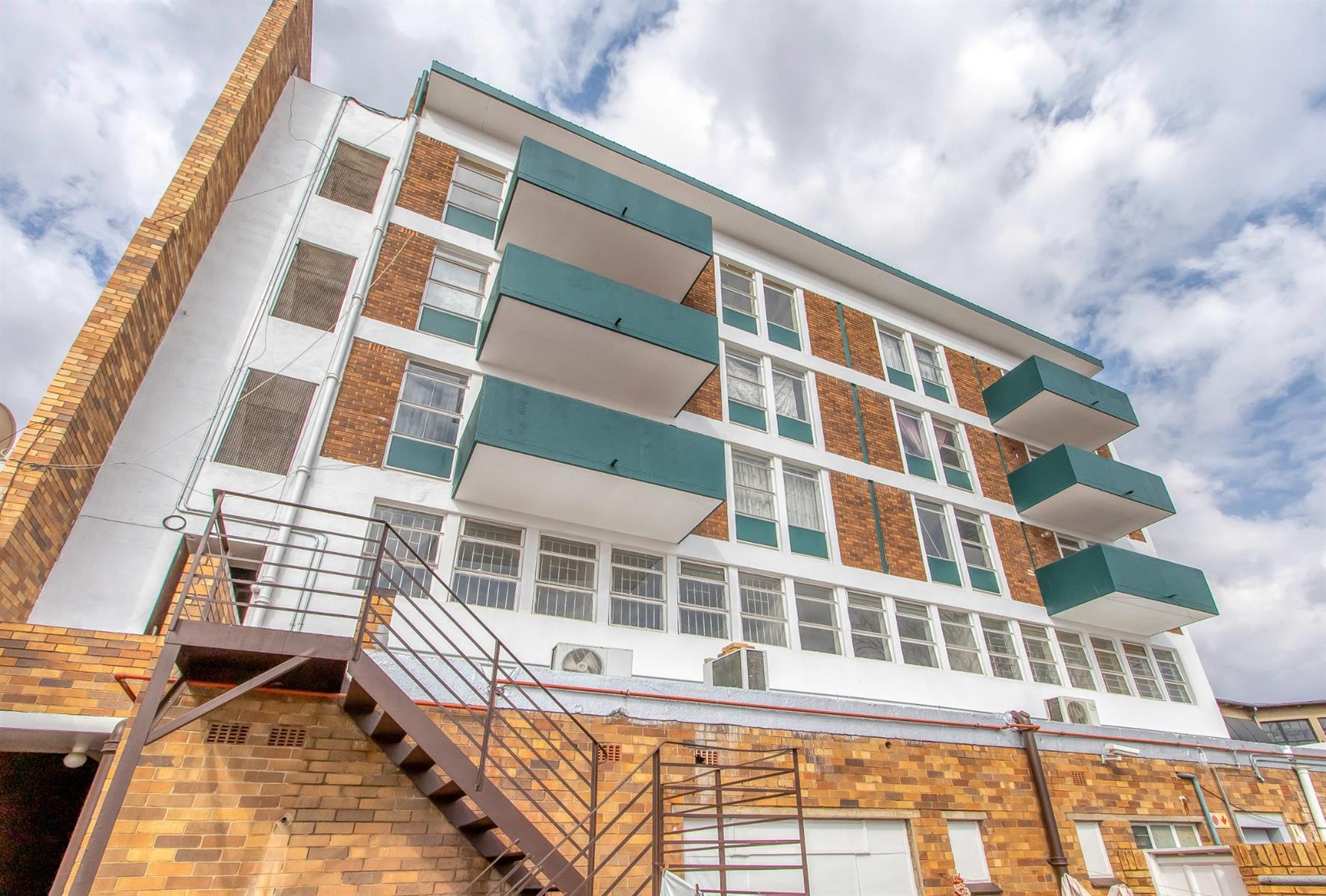 Prime Mixed-Use, Cash Flush Investment Opportunity in Westonaria