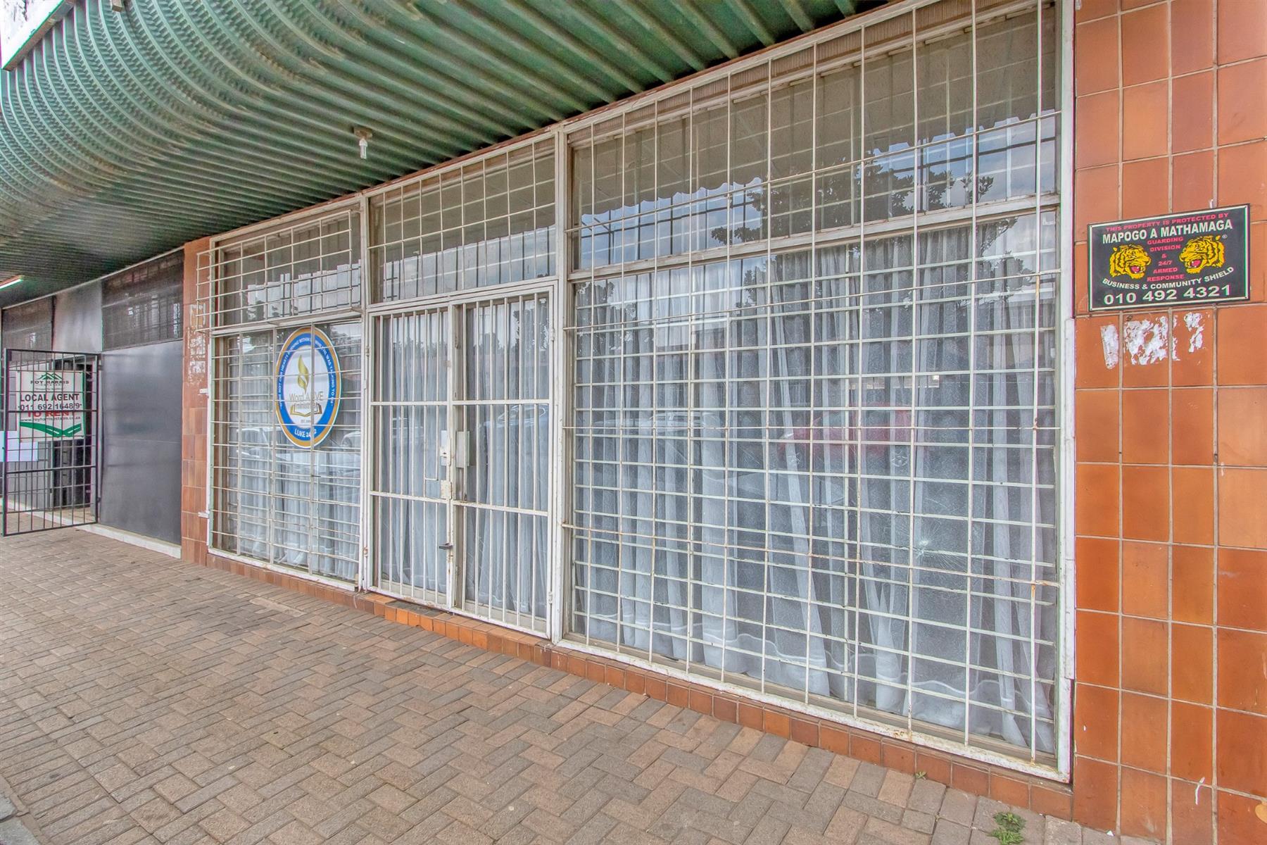 Investor’s Dream! Instant Income From Fully Lettable 3-Shop Erf in Randfontein