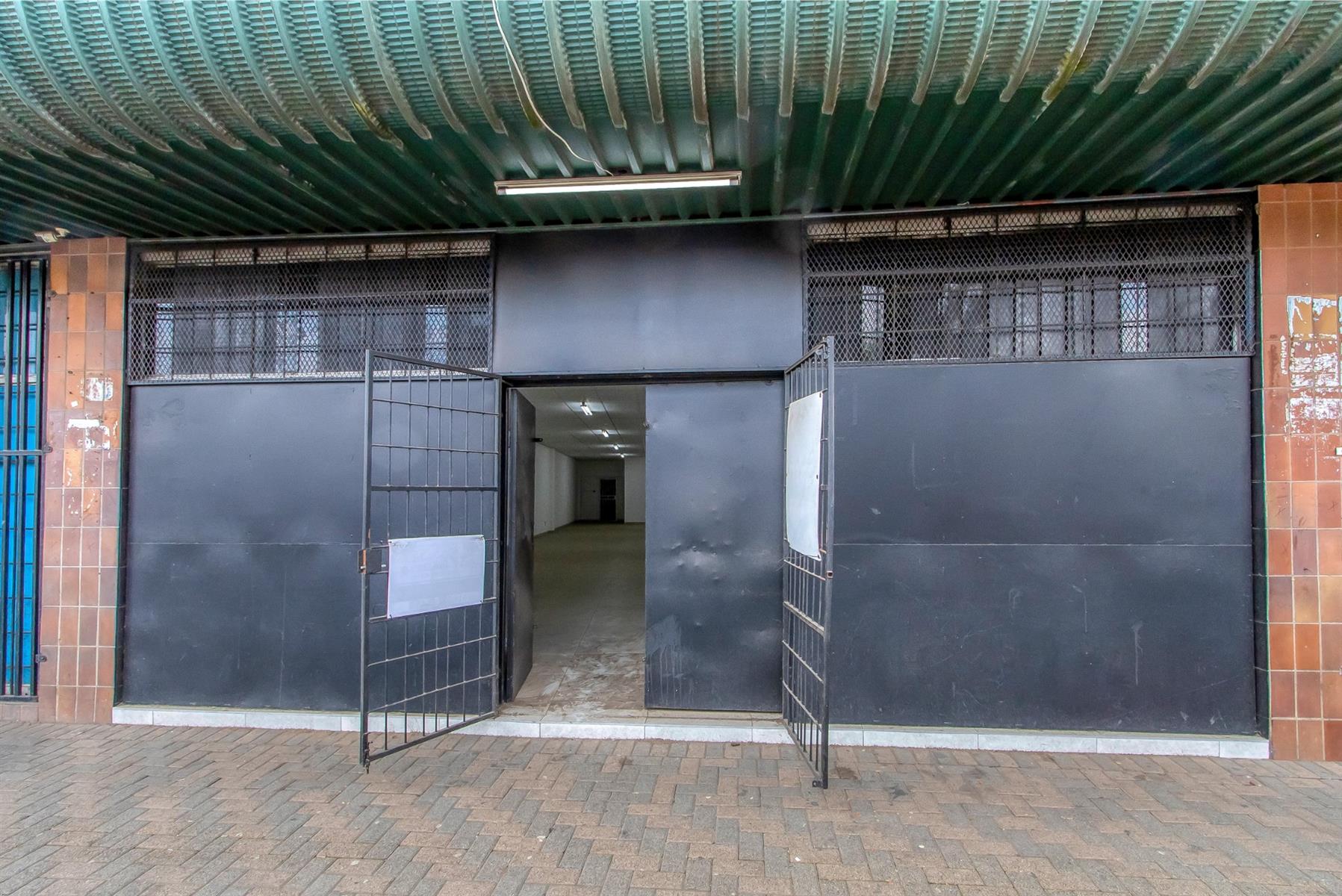 Investor’s Dream! Instant Income From Fully Lettable 3-Shop Erf in Randfontein
