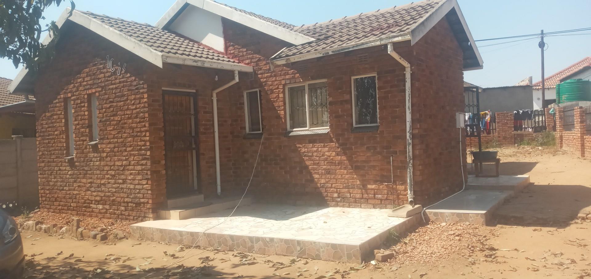 House available in Seshego zone 8 Seshego , Polokwane