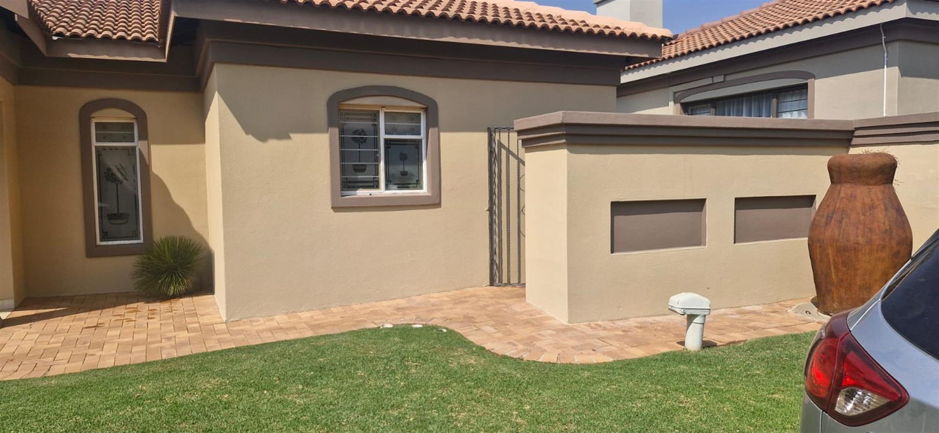 Townhouse for sale in Wilkoppies, Klerksdorp, North West