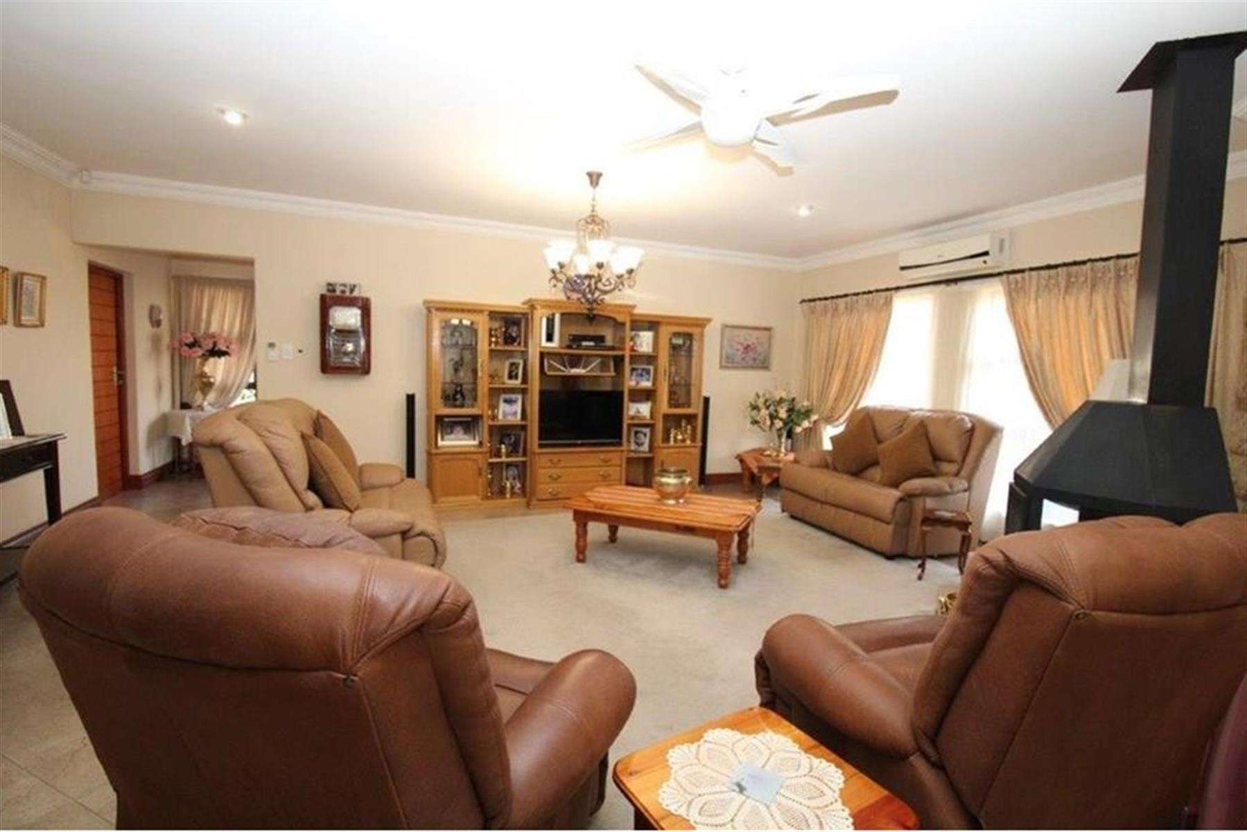 House for sale in Intaba-Indle Wilderness Estate, Bela Bela, 395 m²