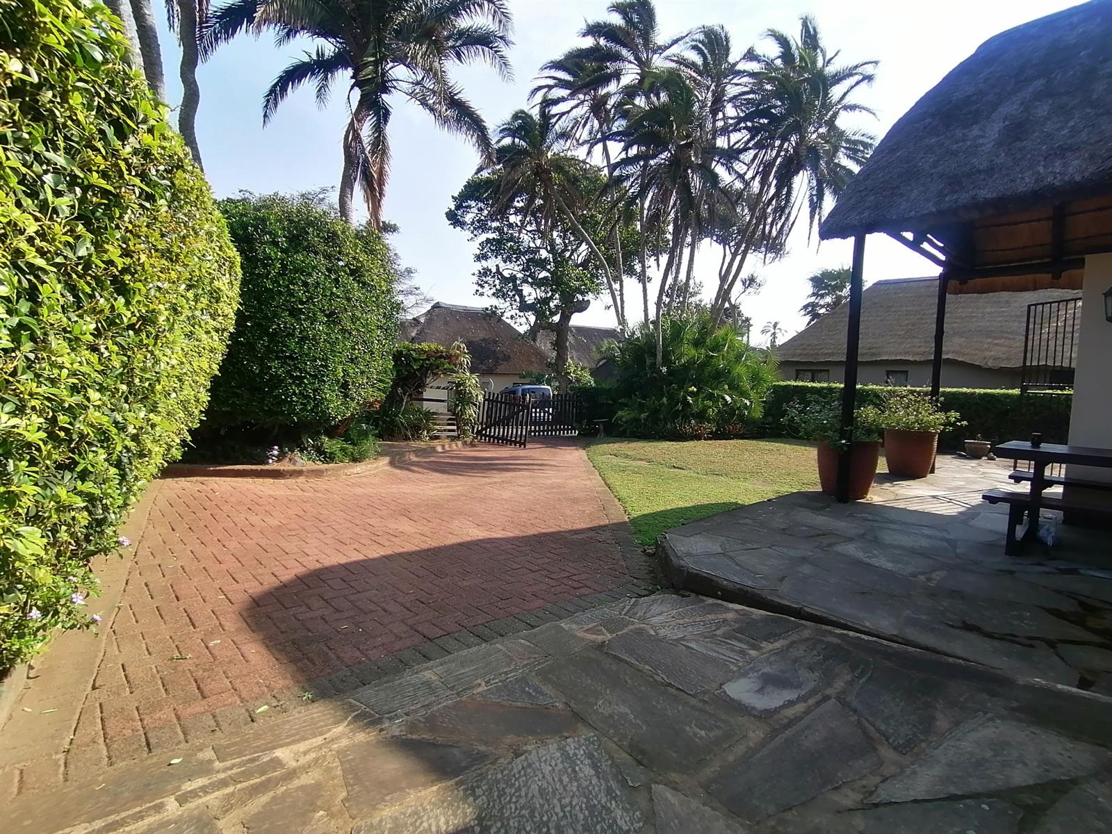 Mtwalume. Charming Townhouse with Thatched Roof