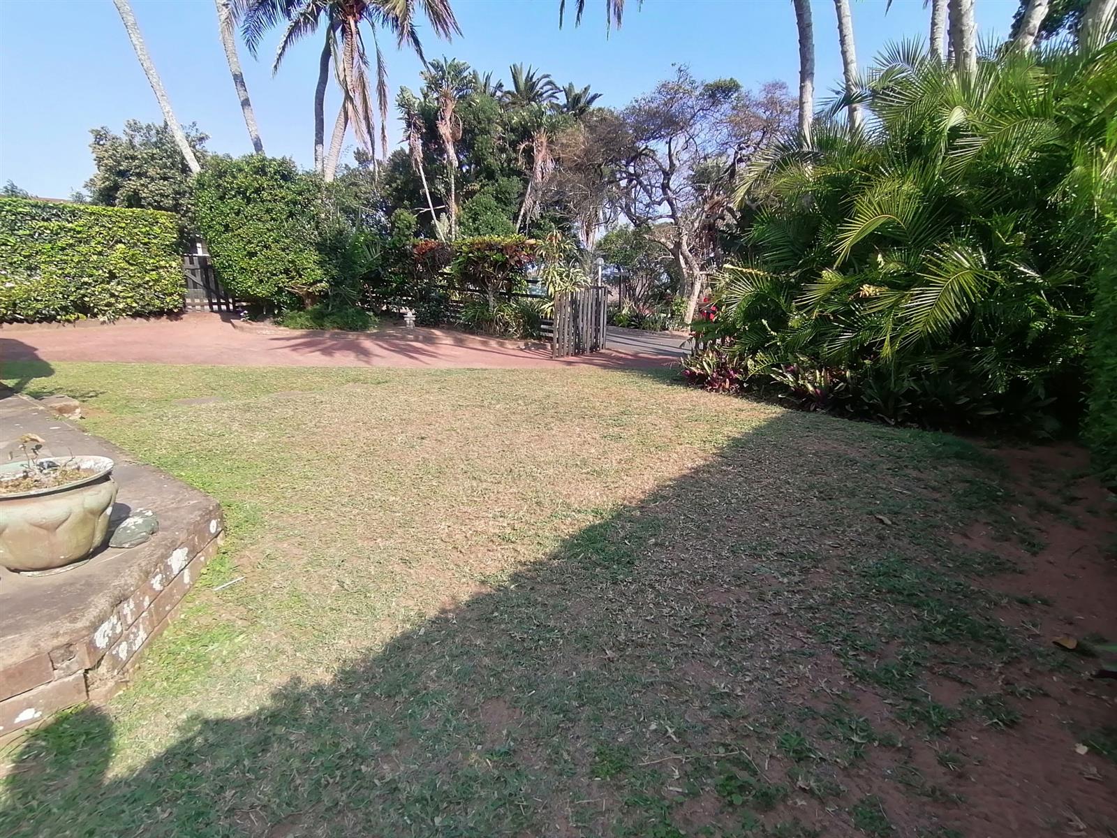 Mtwalume. Charming Townhouse with Thatched Roof