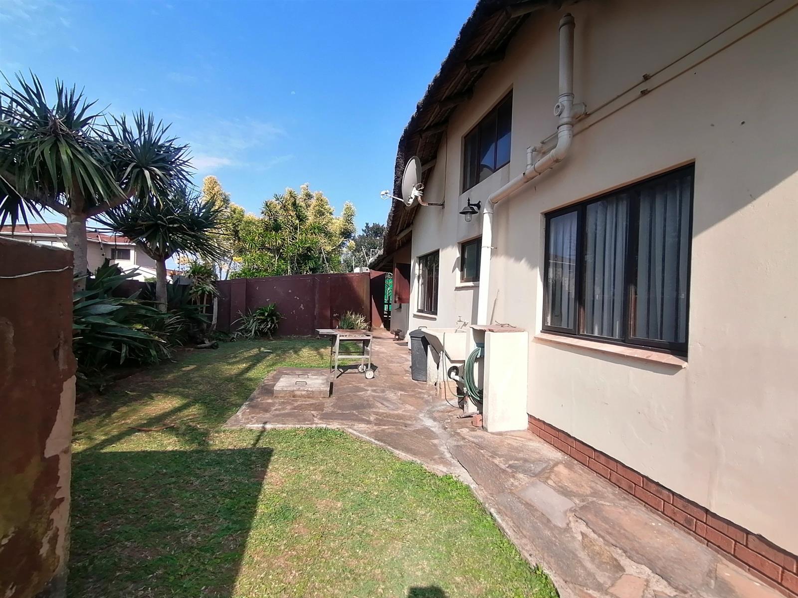 Mtwalume. Charming Townhouse with Thatched Roof