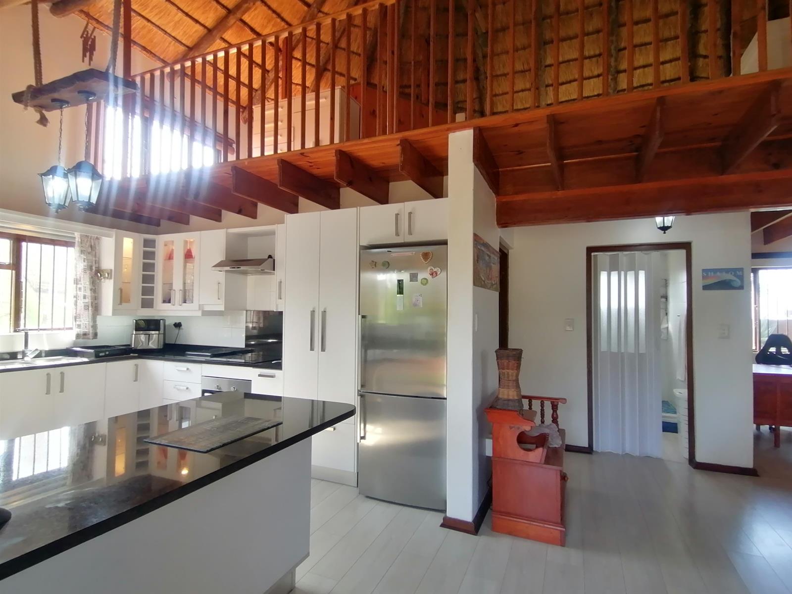 Mtwalume. Charming Townhouse with Thatched Roof