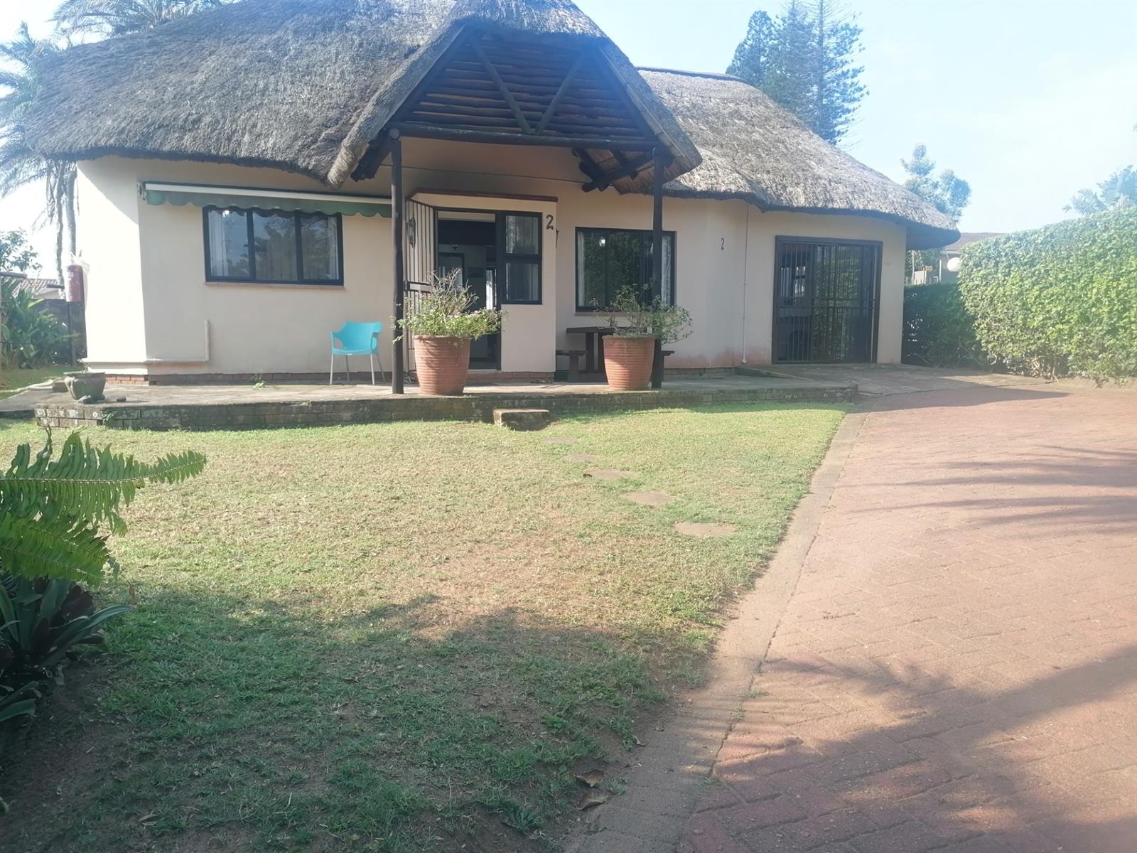 Mtwalume. Charming Townhouse with Thatched Roof
