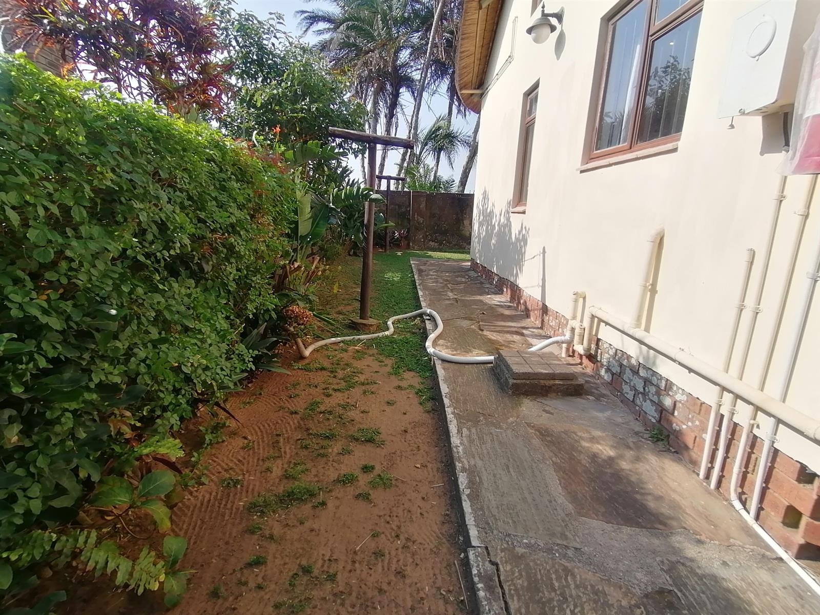 Mtwalume. Charming Townhouse with Thatched Roof