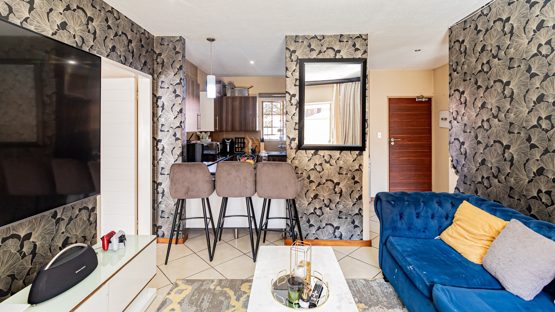 MODERN Stylish Secure 2-bed 2-bath Apartment - Fibre ready, Solar geyser and more