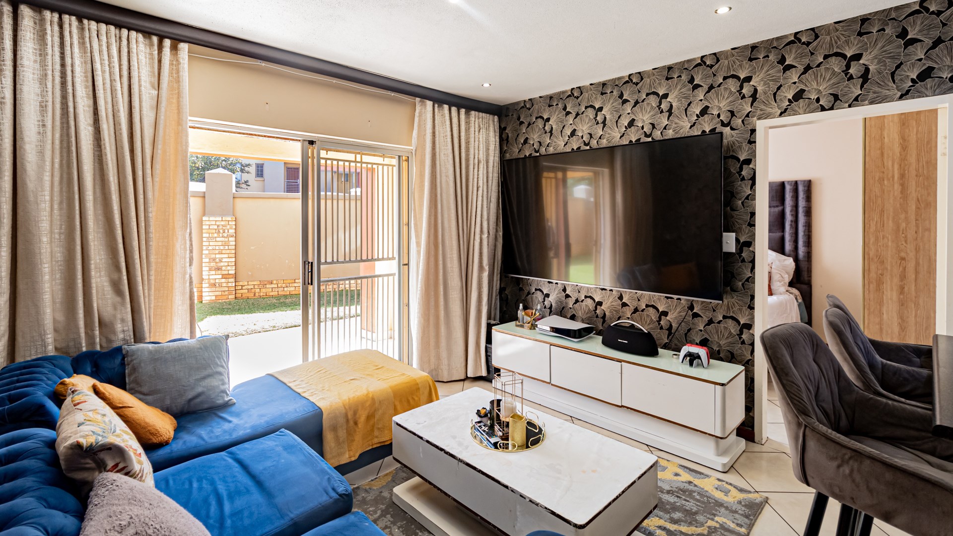 MODERN Stylish Secure 2-bed 2-bath Apartment - Fibre ready, Solar geyser and more