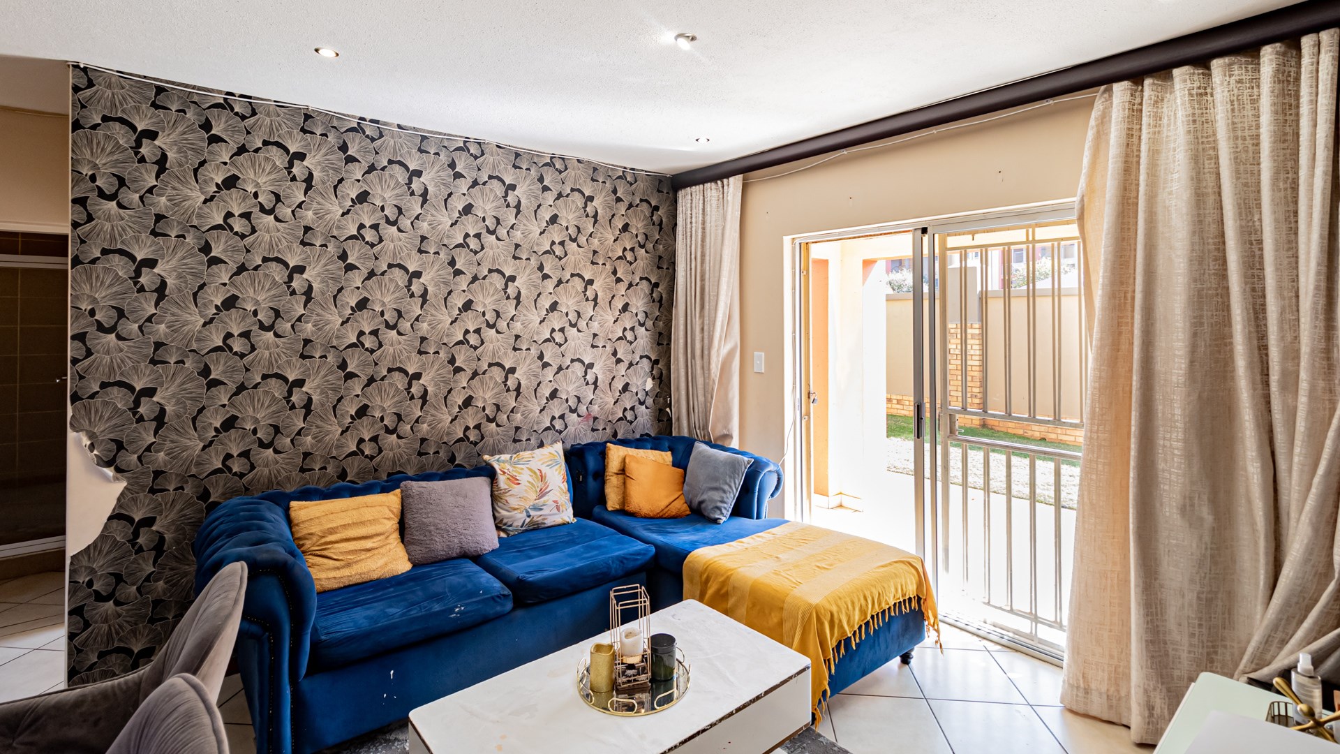 MODERN Stylish Secure 2-bed 2-bath Apartment - Fibre ready, Solar geyser and more