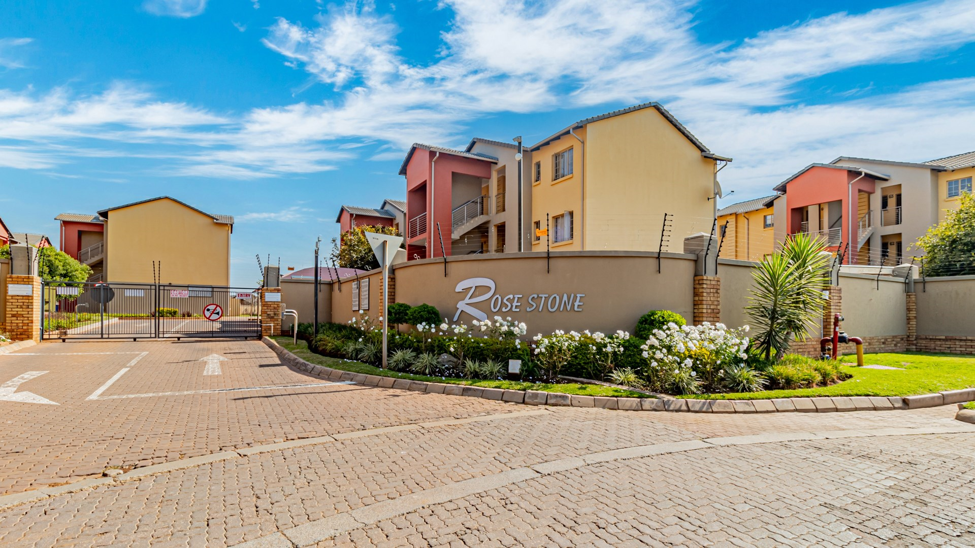 MODERN Stylish Secure 2-bed 2-bath Apartment - Fibre ready, Solar geyser and more