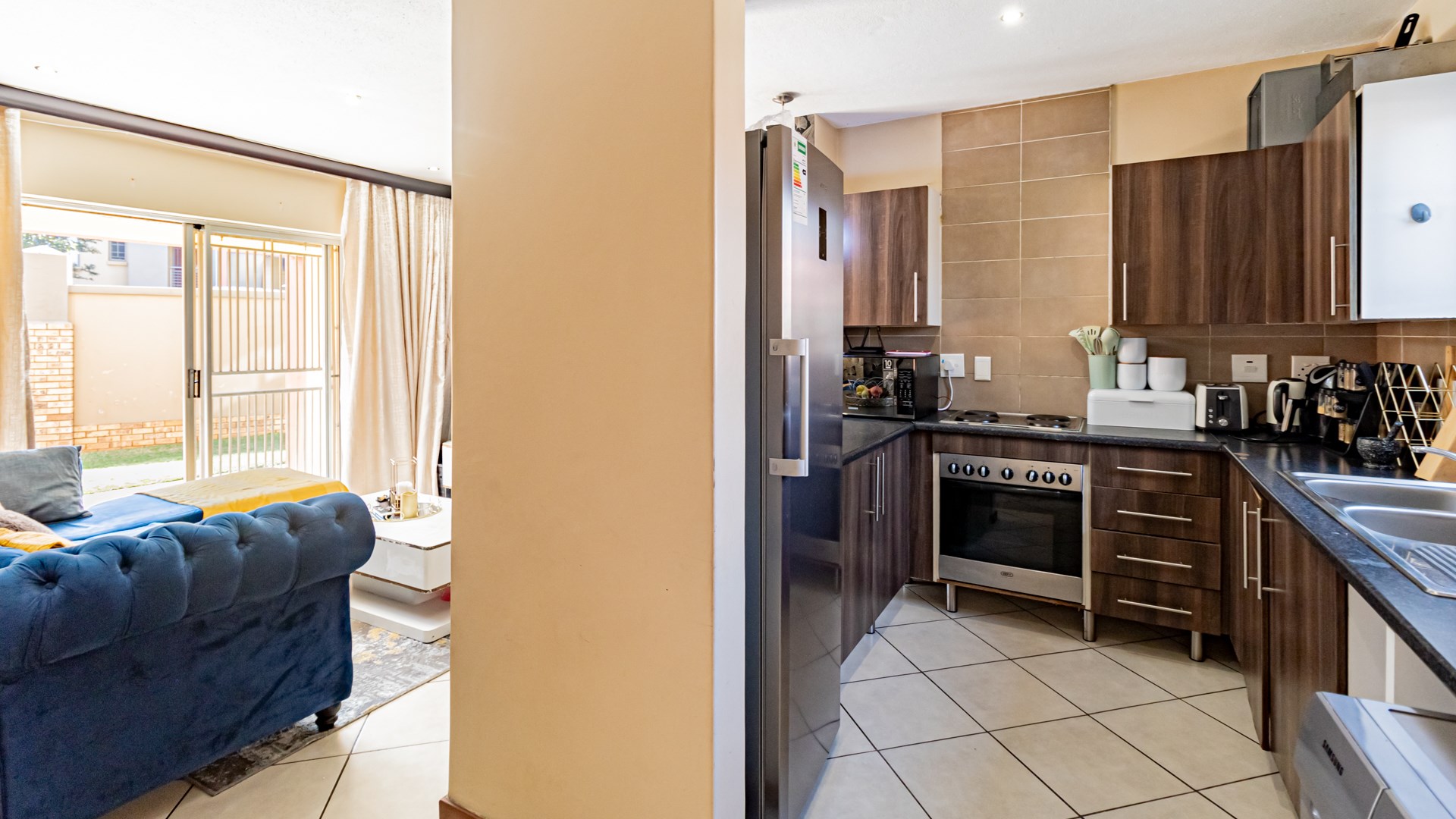 MODERN Stylish Secure 2-bed 2-bath Apartment - Fibre ready, Solar geyser and more