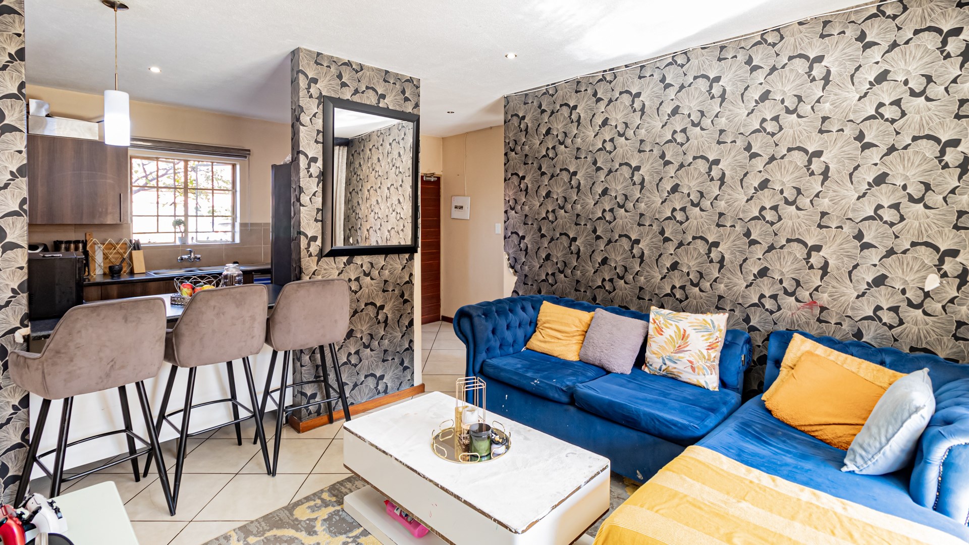 MODERN Stylish Secure 2-bed 2-bath Apartment - Fibre ready, Solar geyser and more