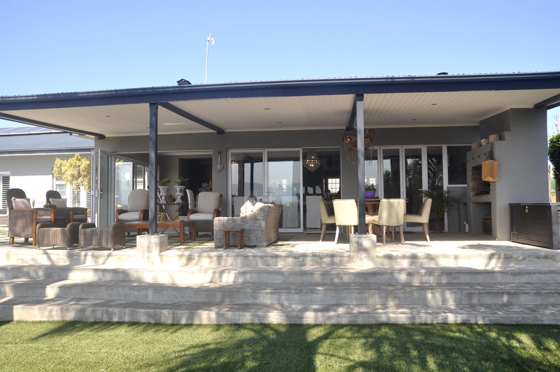 6 Bedroom House For Sale in Groot Brakrivier Central, Groot Brakrivier