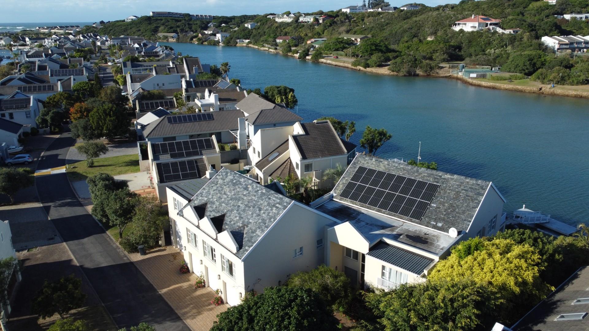 Prestigious Home, Private Jetty, Apartment and Solar Power