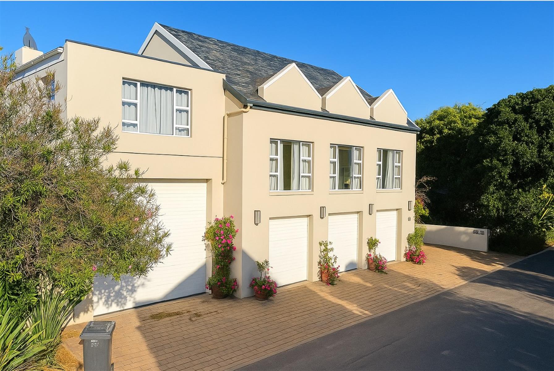 Prestigious Home, Private Jetty, Apartment and Solar Power