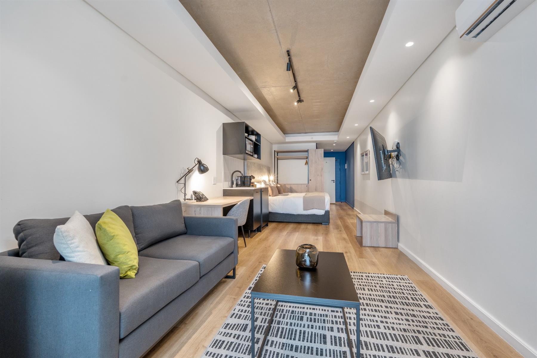 Stylish apartment with Parking in Amenity-Rich Sea Point Building / Station House