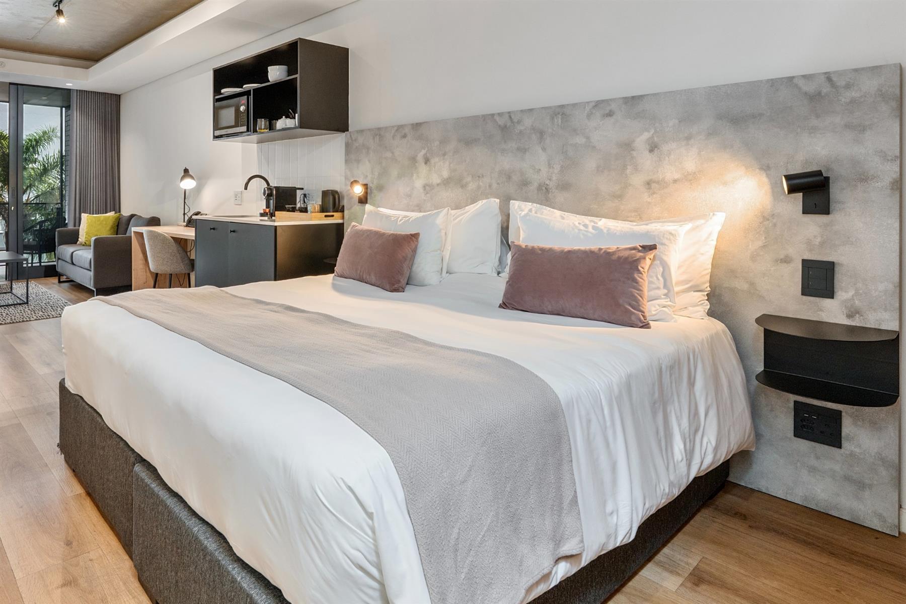 Stylish apartment with Parking in Amenity-Rich Sea Point Building / Station House