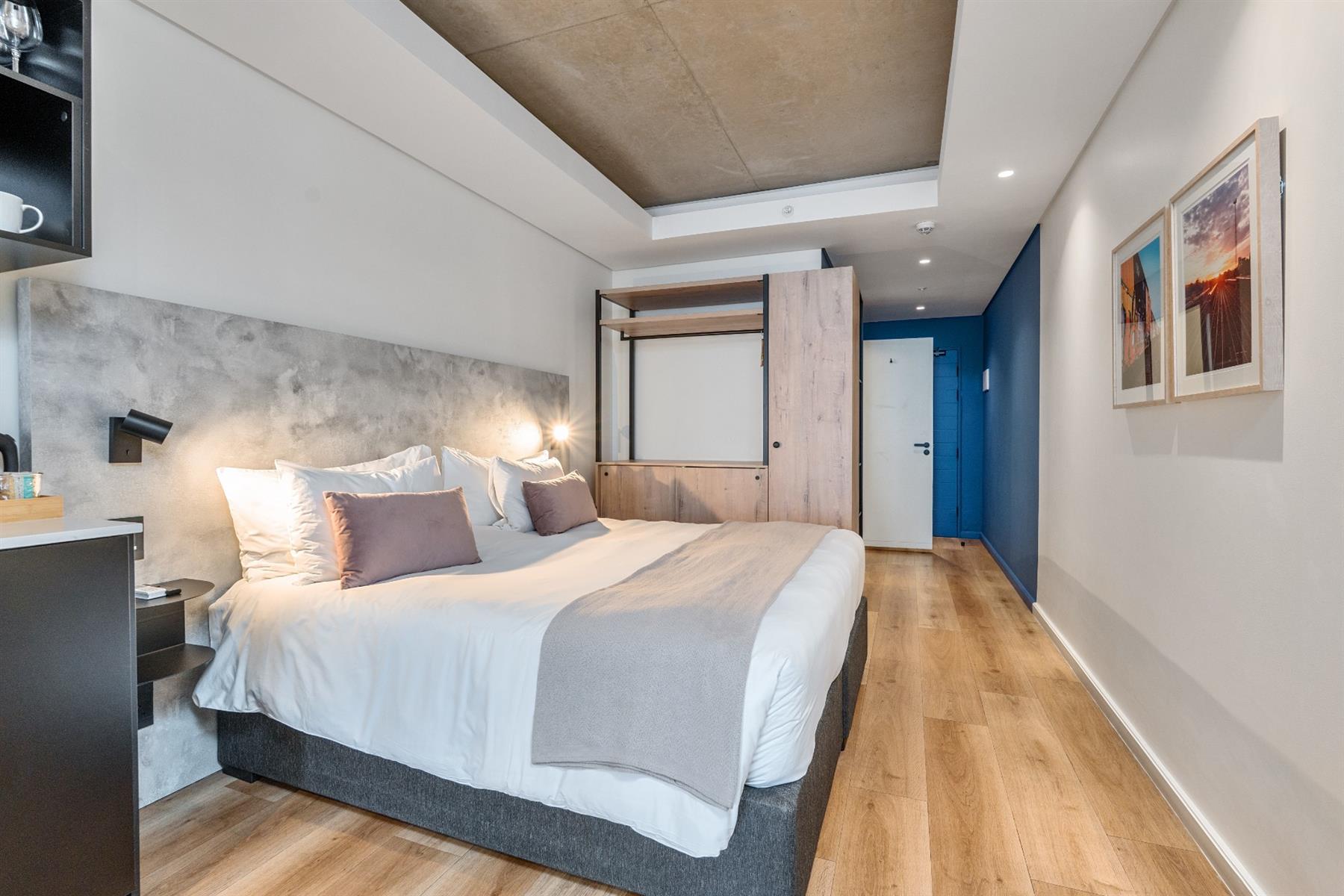 Stylish apartment with Parking in Amenity-Rich Sea Point Building / Station House