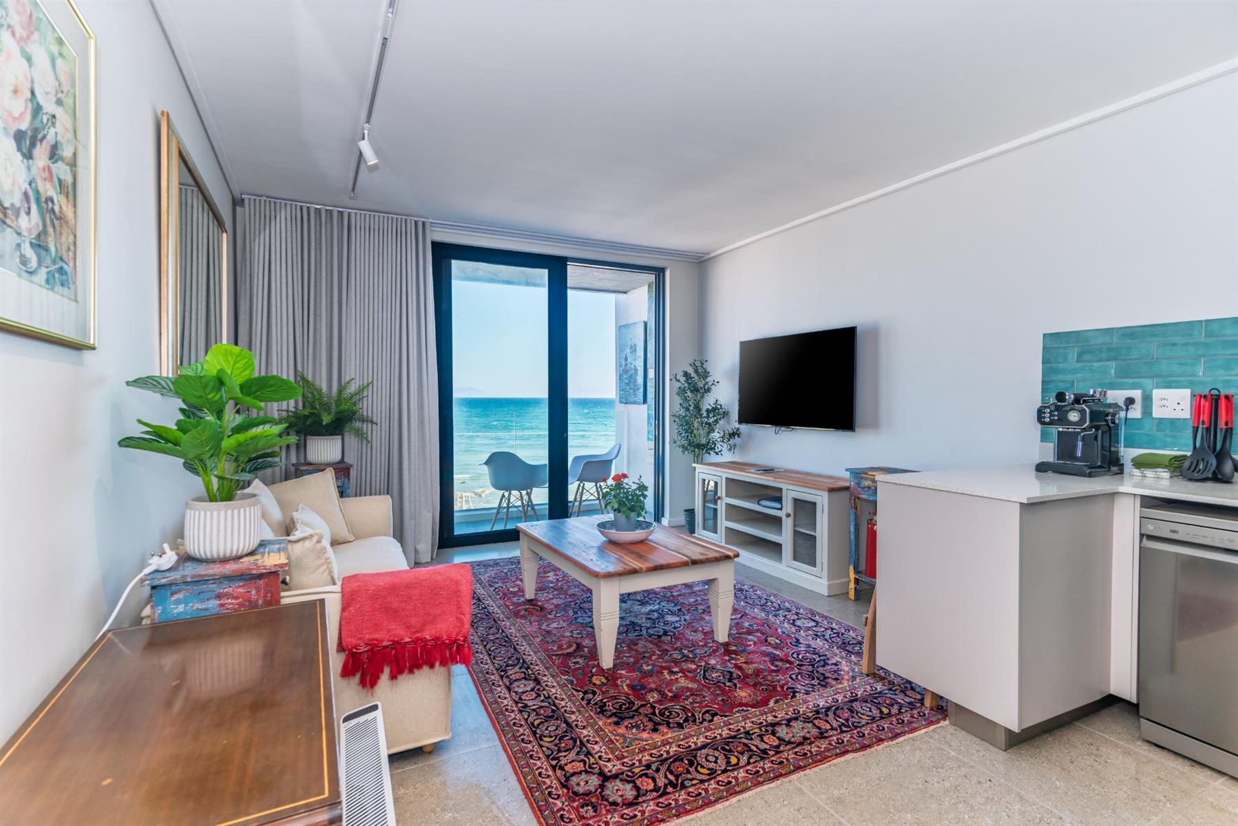 Fully furnished luxury Apartment to rent in Muizenberg Cape Town