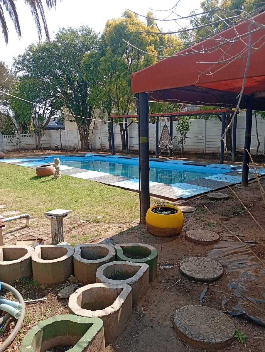 Spacious 5 Bedroom Cape Dutch Style Home in Balmoral, Top Town - Ideal for Large Families