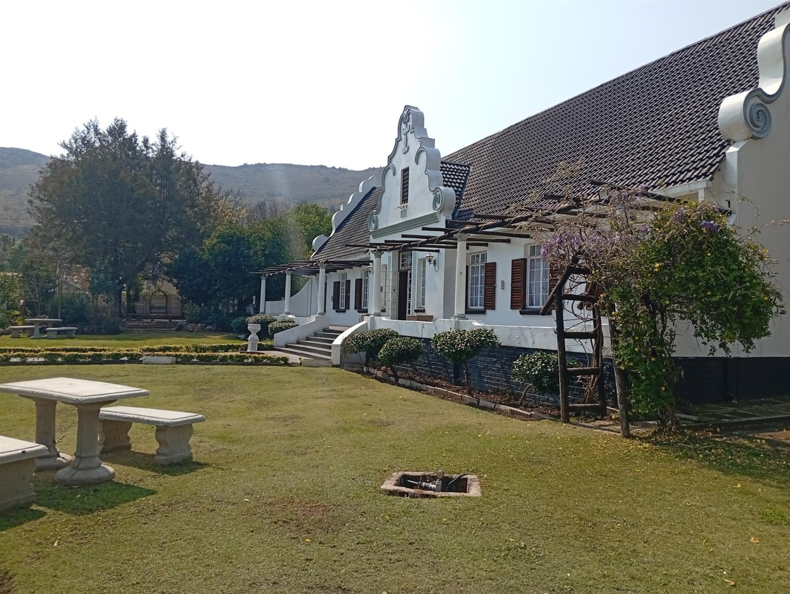 Spacious 5 Bedroom Cape Dutch Style Home in Balmoral, Top Town - Ideal for Large Families