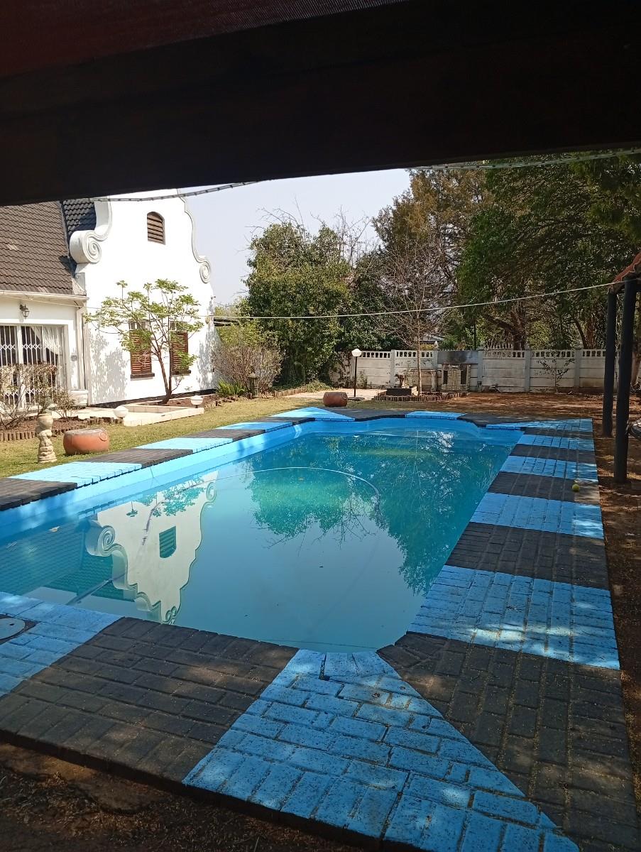Spacious 5 Bedroom Cape Dutch Style Home in Balmoral, Top Town - Ideal for Large Families