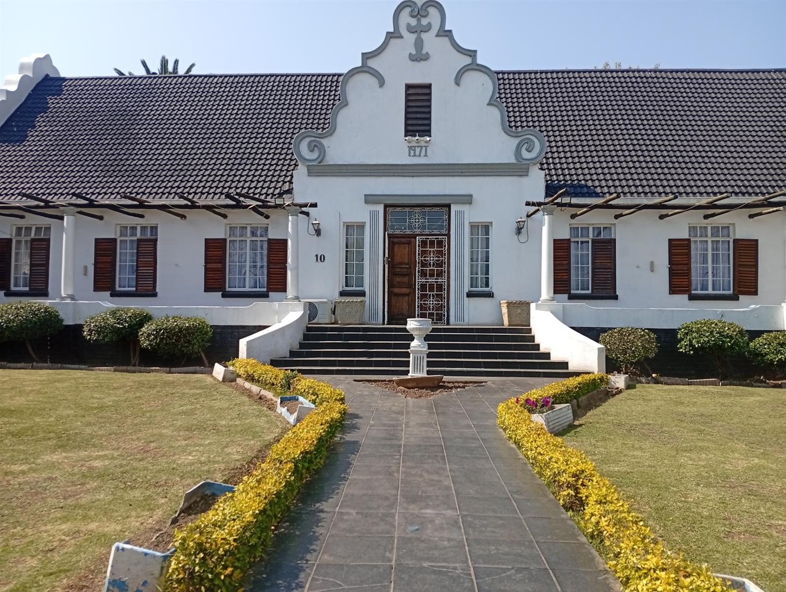 Spacious 5 Bedroom Cape Dutch Style Home in Balmoral, Top Town - Ideal for Large Families
