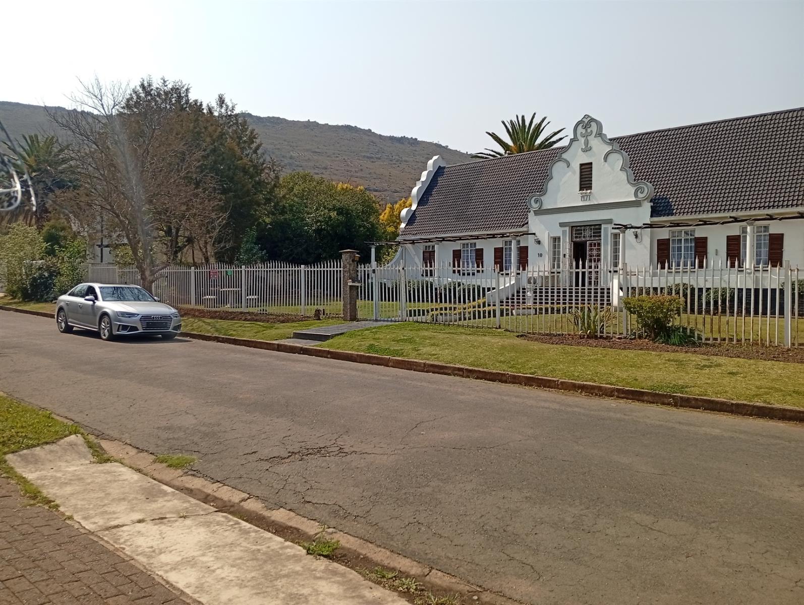 Spacious 5 Bedroom Cape Dutch Style Home in Balmoral, Top Town - Ideal for Large Families