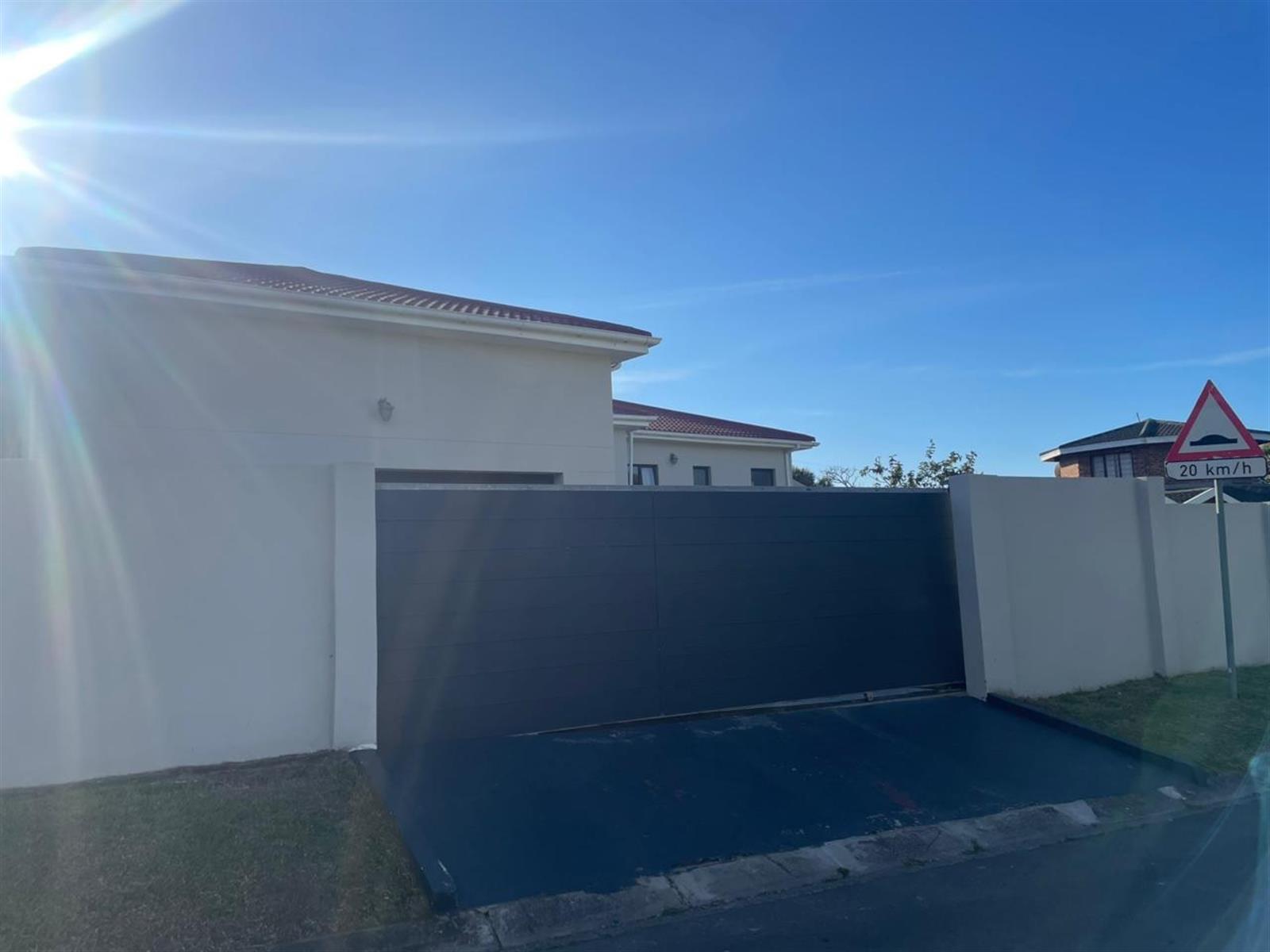 Modern 4-Bedroom Family Home in Sunrise on Sea