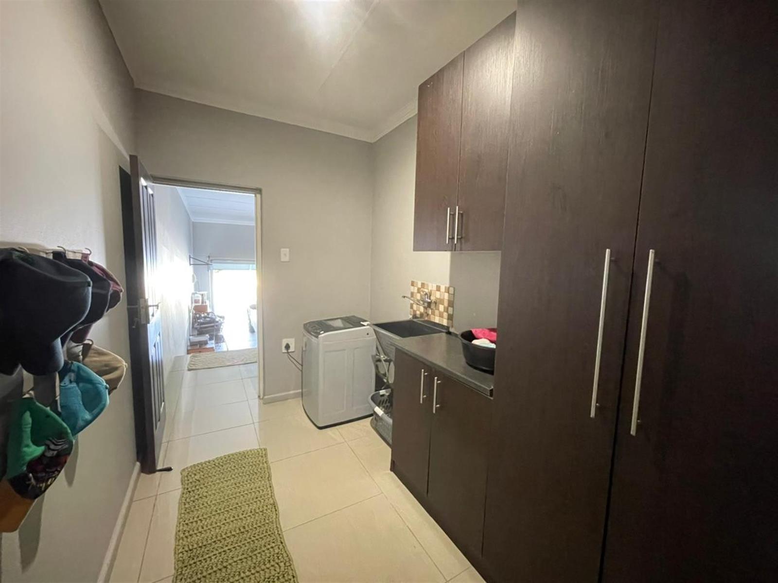 Modern 4-Bedroom Family Home in Sunrise on Sea