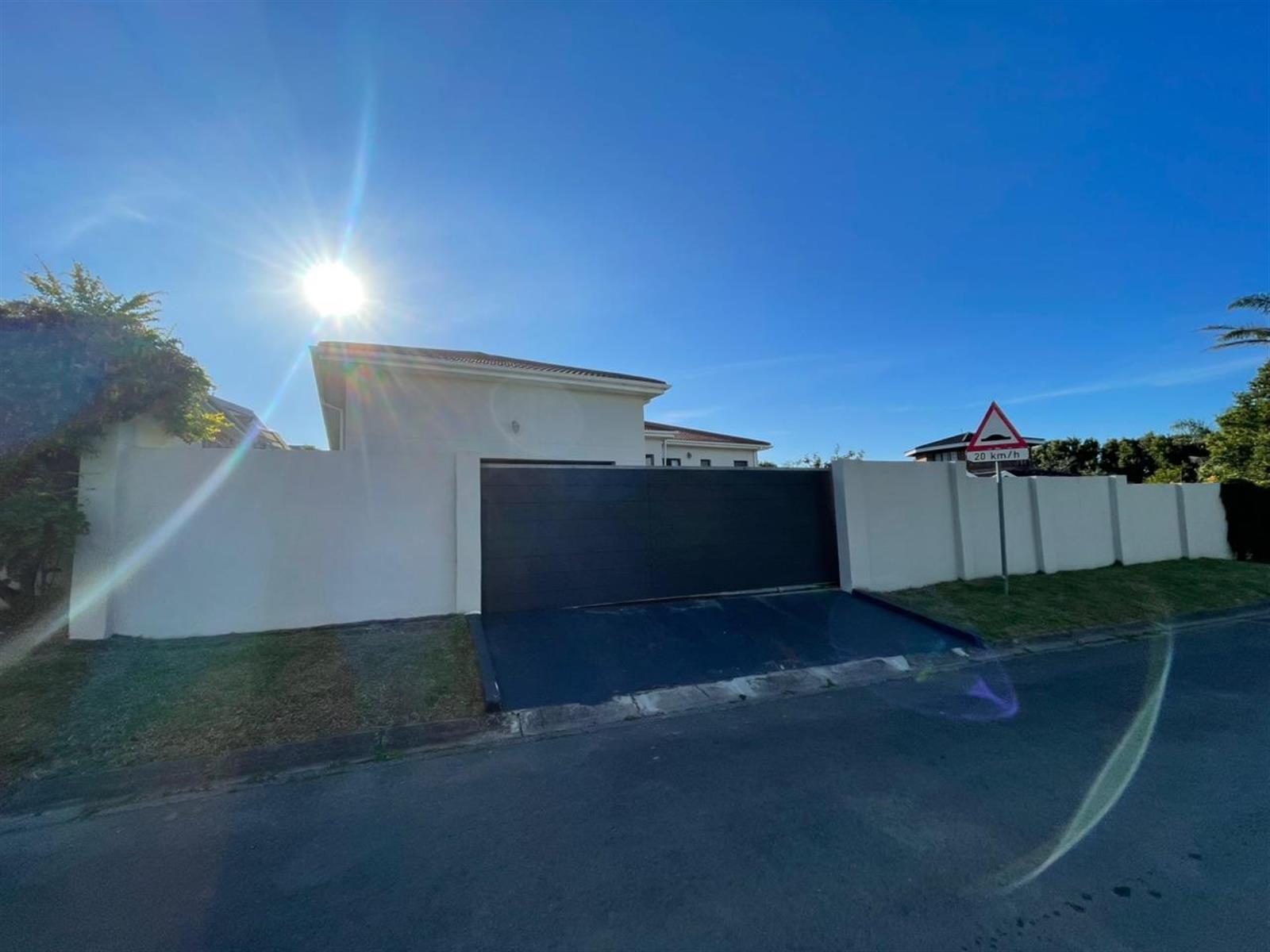 Modern 4-Bedroom Family Home in Sunrise on Sea