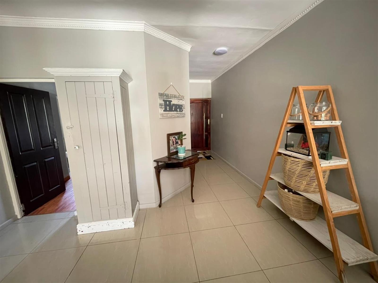 Modern 4-Bedroom Family Home in Sunrise on Sea