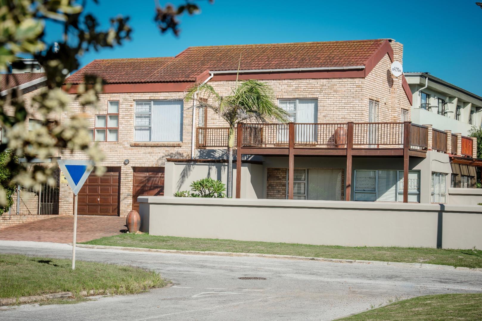 Luxury Beachfront Living 5 Bedroom Home in Jeffreys Bay Central