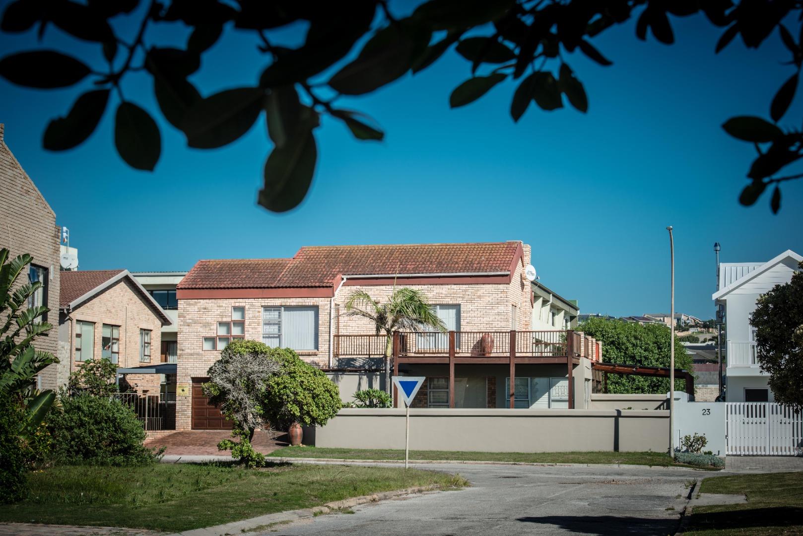 Luxury Beachfront Living 5 Bedroom Home in Jeffreys Bay Central