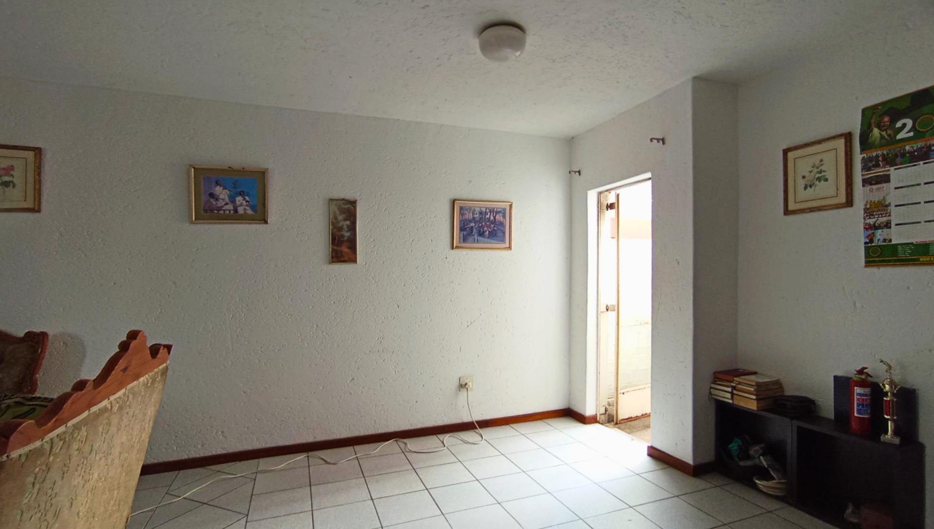 Apartment For Sale in Rosettenville, Johannesburg
