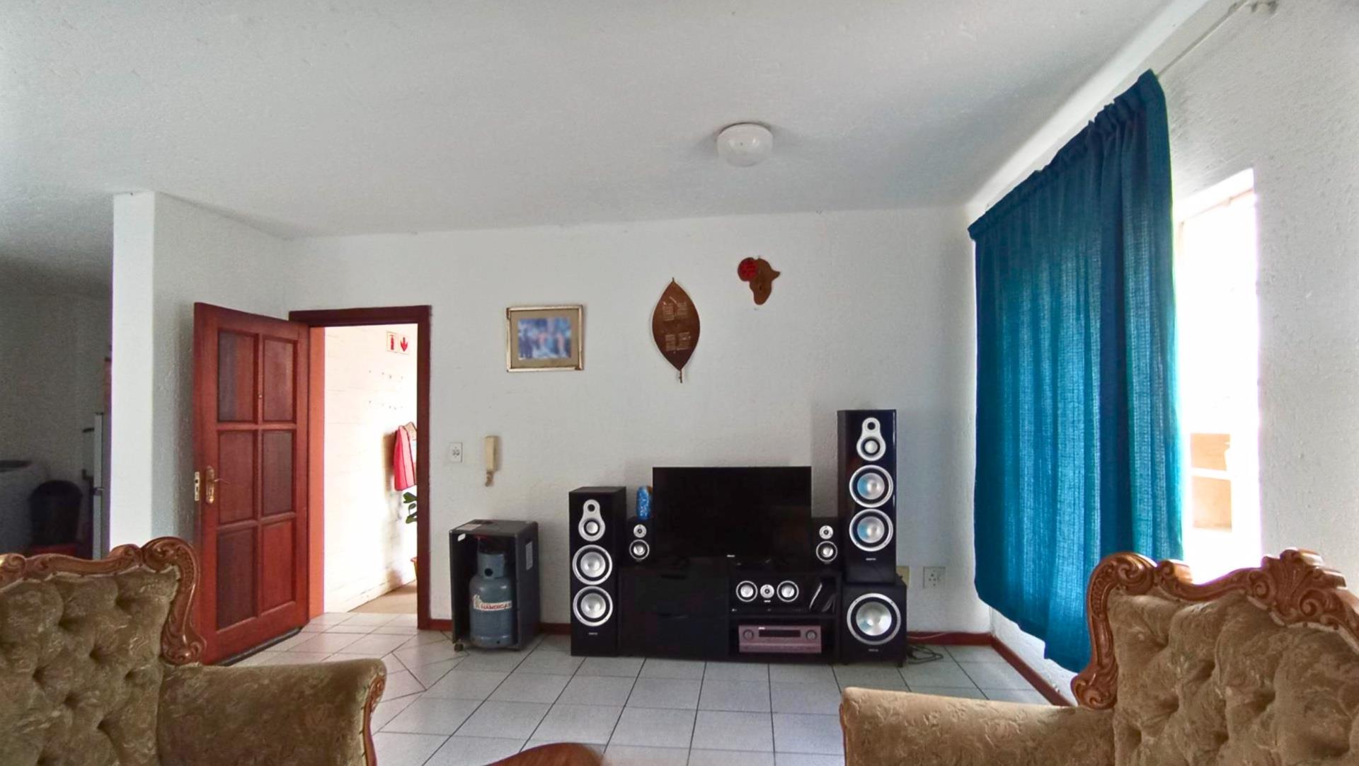 Apartment For Sale in Rosettenville, Johannesburg