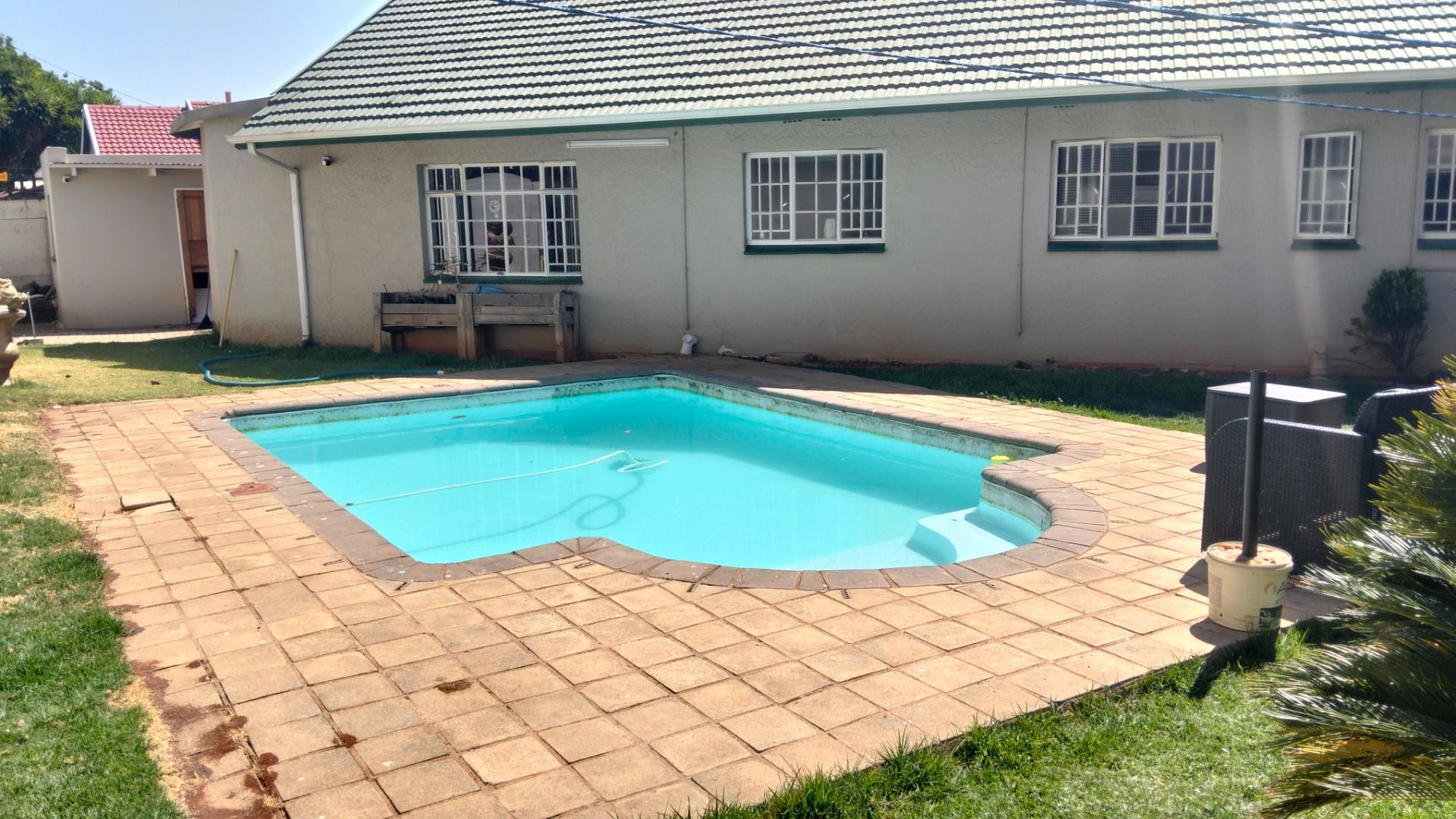 5 Beds 3 Baths Pool 991sqm 1 Bed Cottage Servants Quarters