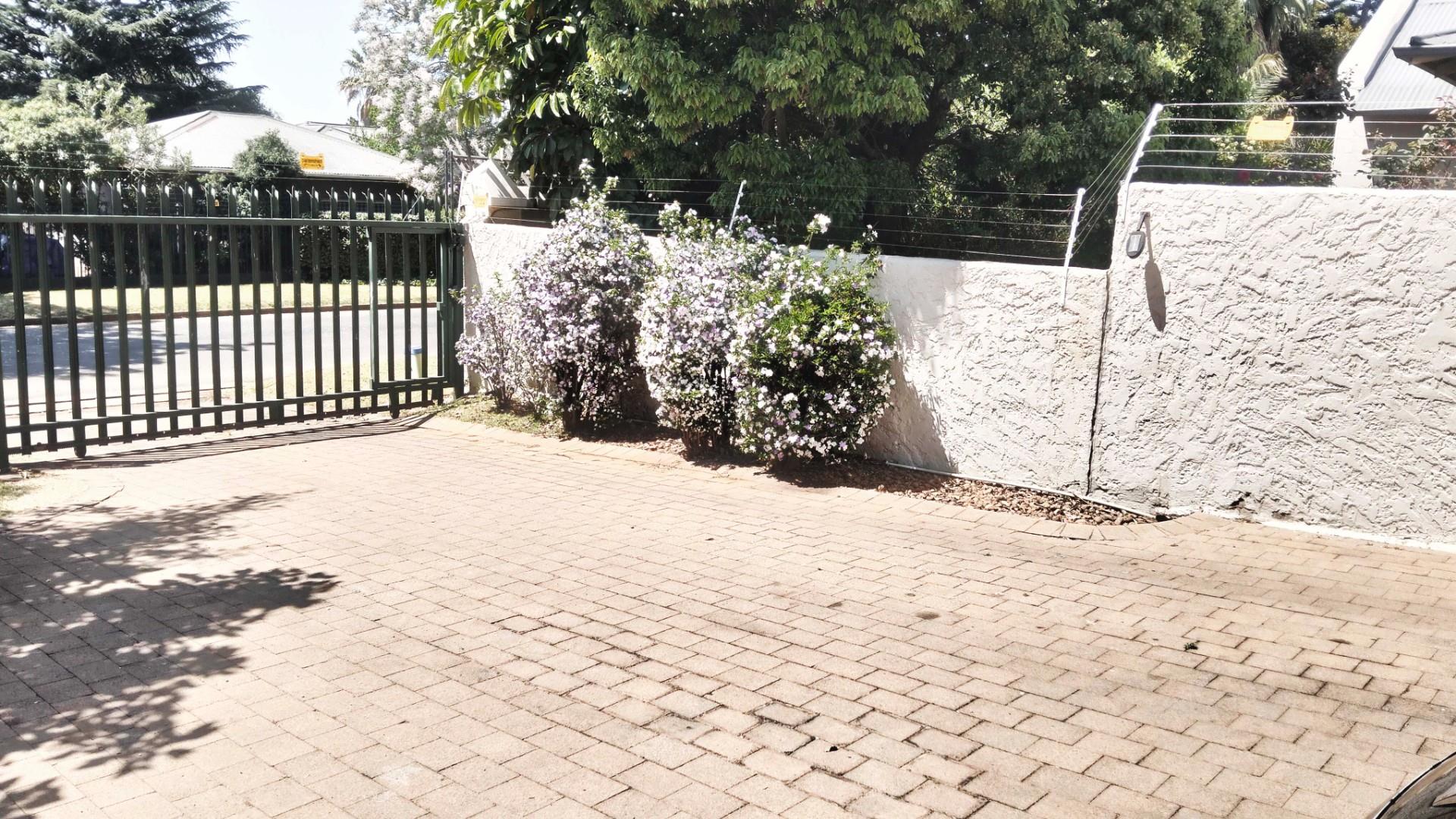 5 Beds 3 Baths Pool 991sqm 1 Bed Cottage Servants Quarters