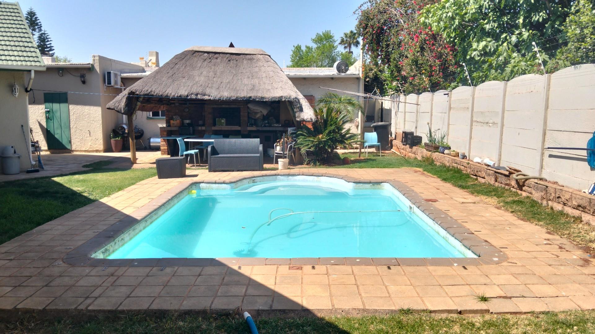 5 Beds 3 Baths Pool 991sqm 1 Bed Cottage Servants Quarters