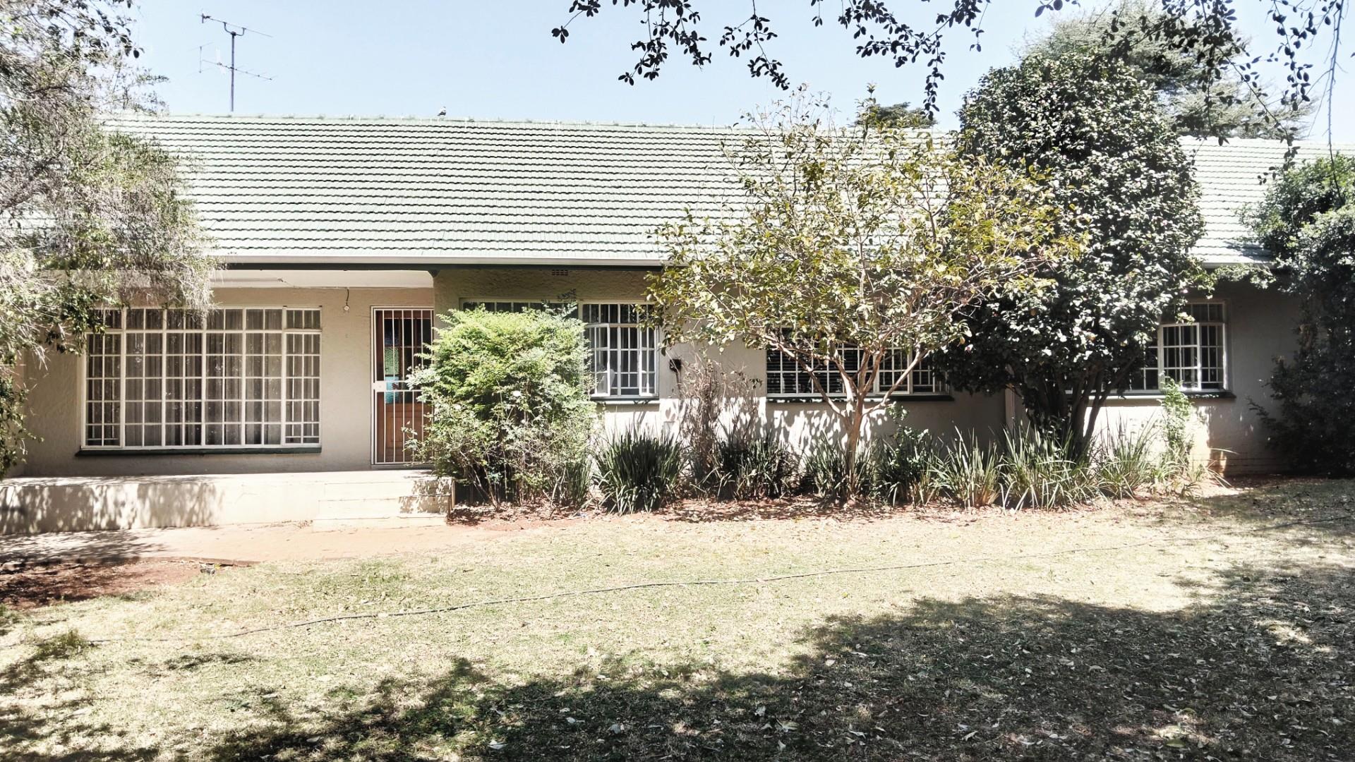 5 Beds 3 Baths Pool 991sqm 1 Bed Cottage Servants Quarters