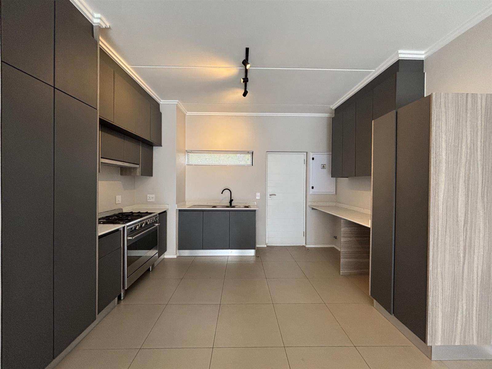 Modern Garden Apartment in The Bailey, Bryanston