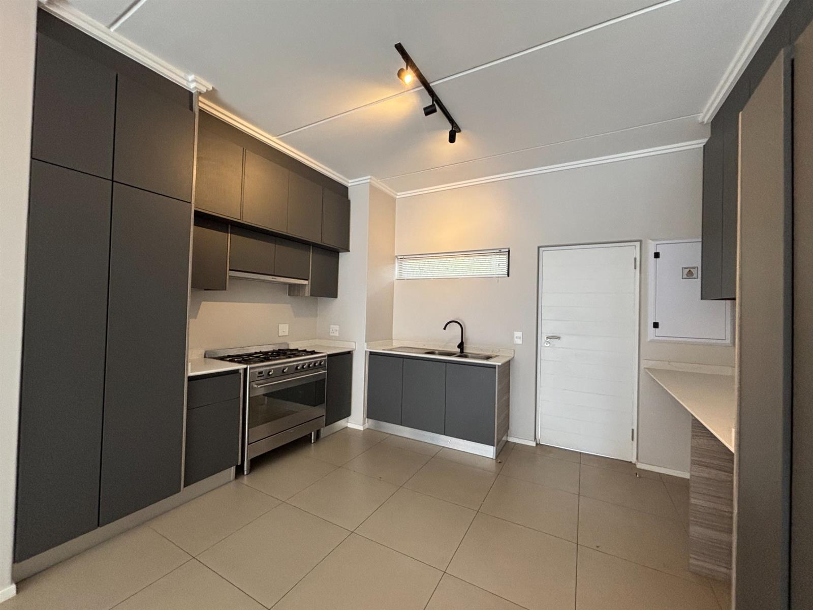 Modern Garden Apartment in The Bailey, Bryanston