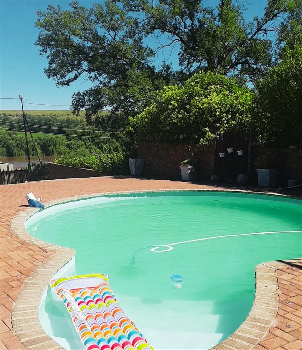 Spacious Family Home with Flatlet in Quiet Part of Aliwal North
