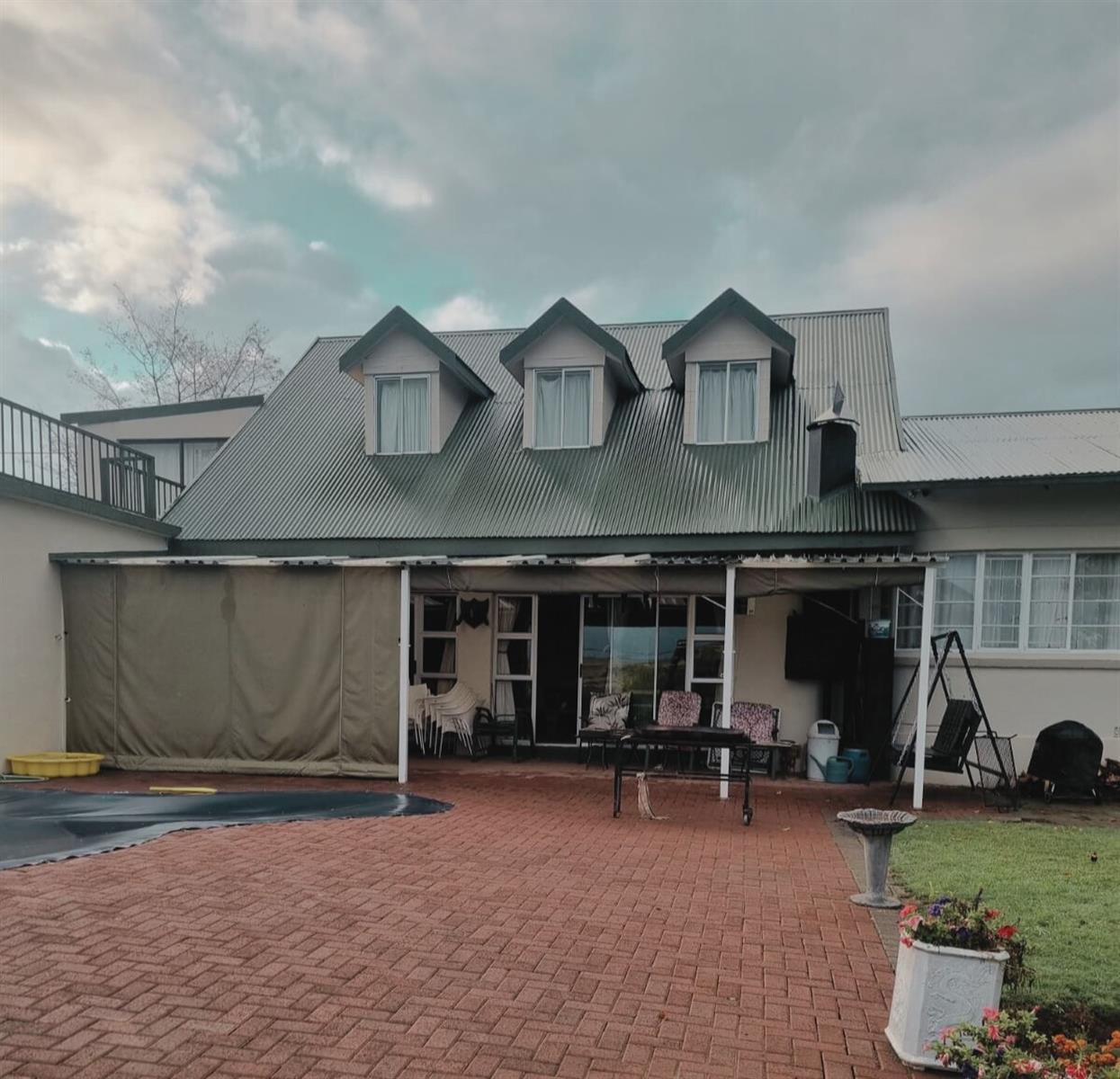 Spacious Family Home with Flatlet in Quiet Part of Aliwal North