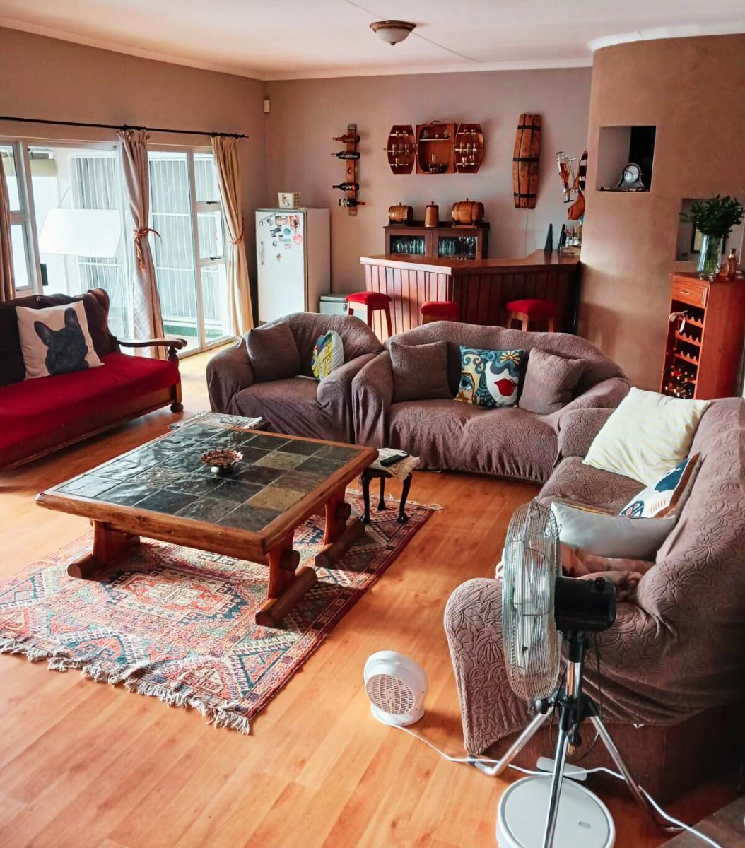 Spacious Family Home with Flatlet in Quiet Part of Aliwal North